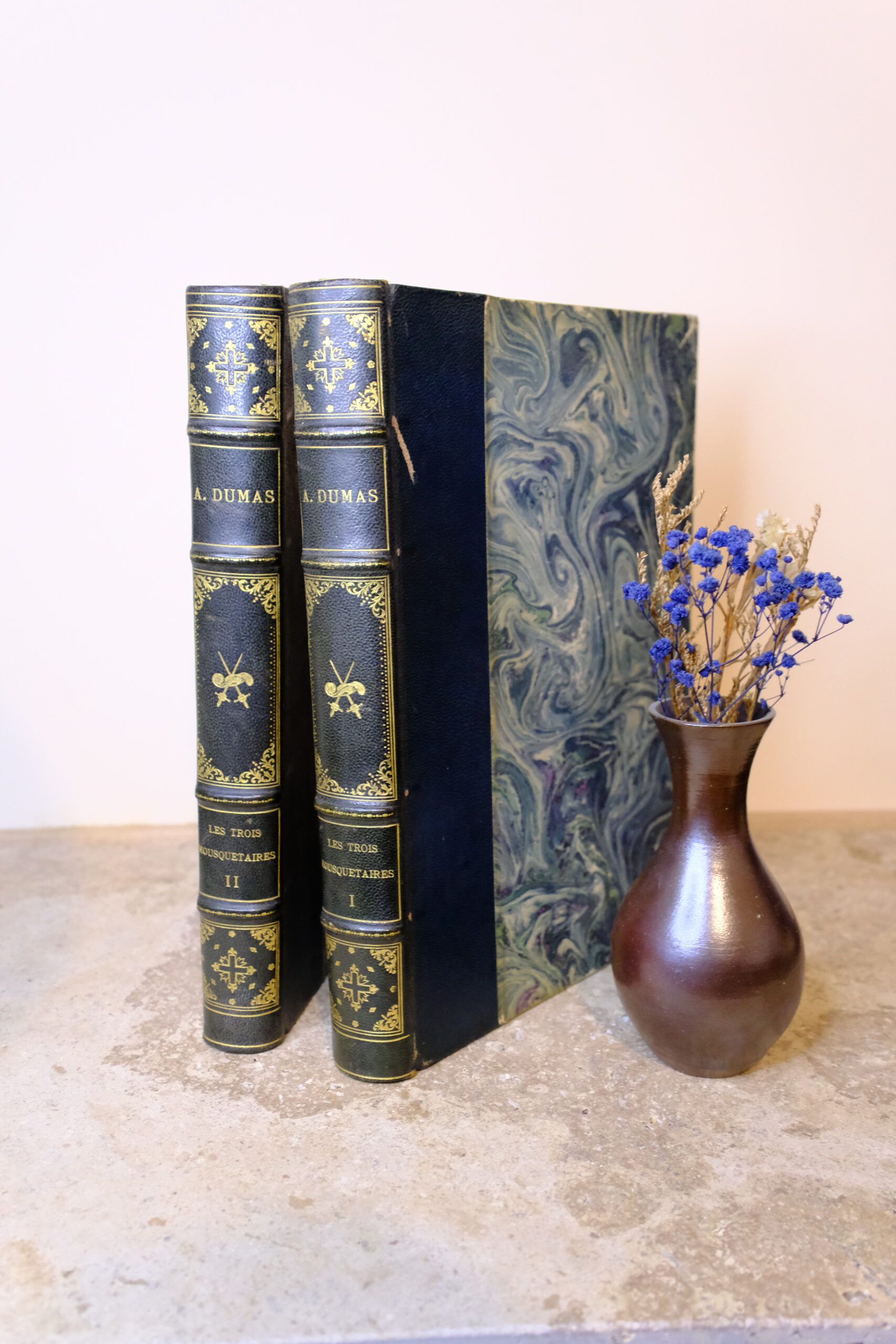 DUMAS (Alexandre). Les trois mousquetaires. Paris, Calmann Levy, 1894.