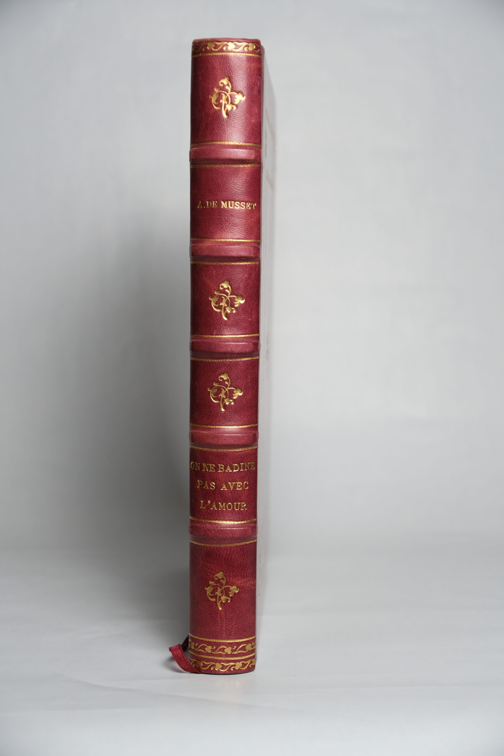 MUSSET (Alfred de), On ne badine pas avec l’amour. Paris, éditions Du bois sacré, 1937.