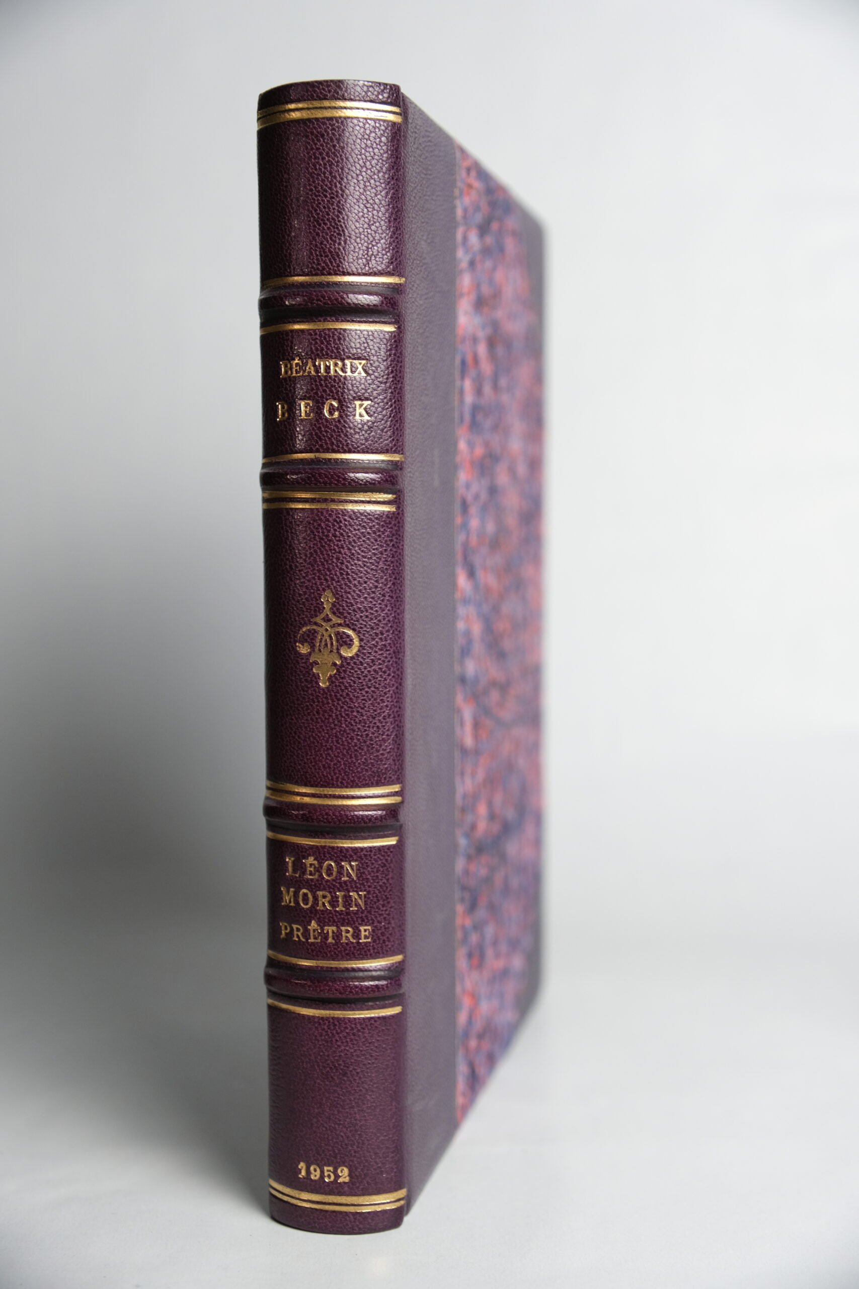 BECK (Béatrix), Léon Morin Prêtre. Monaco, Editions de l’imprimerie nationale de Monaco, 1954.